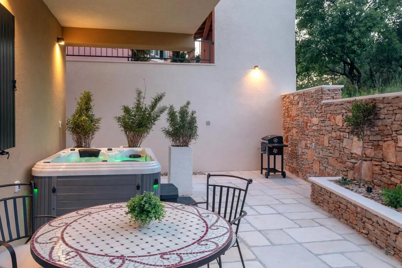 Teona Luxury Studio Apartment With Jacuzzi And Garden View Croatia
