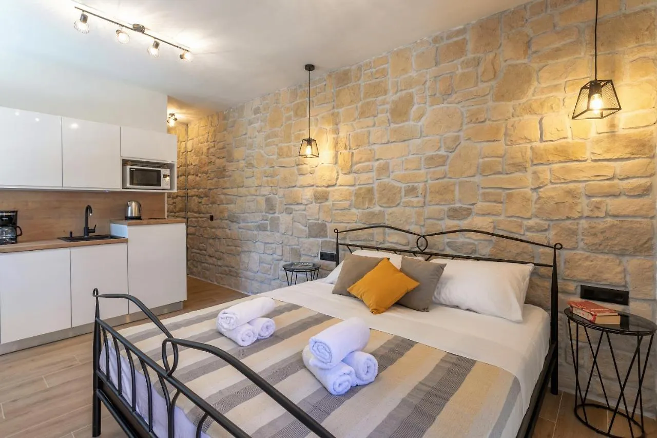 Teona Luxury Studio Apartment With Jacuzzi And Garden View