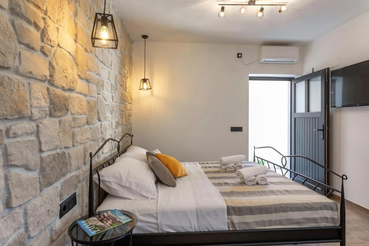 Teona Luxury Studio Apartment With Jacuzzi And Garden View